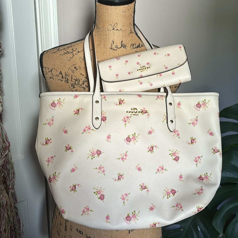 White with flowers 🌸 purse and wallet to match 🥰 Selling as a set 🌸